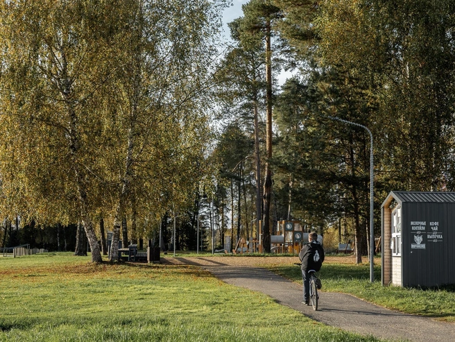Тротуар ведёт в центральный парк, где есть точка с кофе | Источник: Александр Куренной / 76.RU