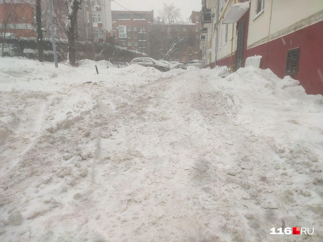 Пройти или проехать по двору, не увязнув в снегу, также было невозможно | Источник: Дарья Сайфиева / 116.RU