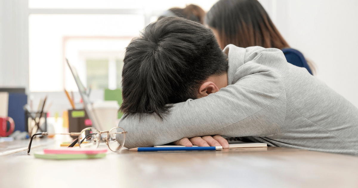 Нейробиологи выяснили, что мозг пробуждается во время сна более 100 раз. Вставать с кровати. Усталость и сонливость. Бессонница. Сон на работе.