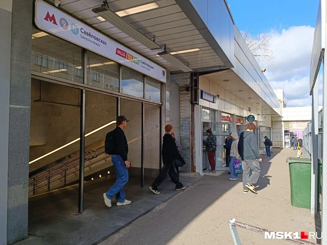 Вход на рынок находится прямо у метро | Источник: Анастасия Харитонова / MSK1.RU