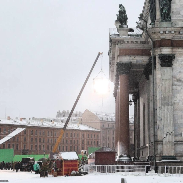 Гонка до Монте-Карло стартовала у Исаакиевского собора. Что за фильм с Юрой Борисовым снимают в центре Петербурга | Источник: Сергей Михайличенко/«Фонтанка.ру»