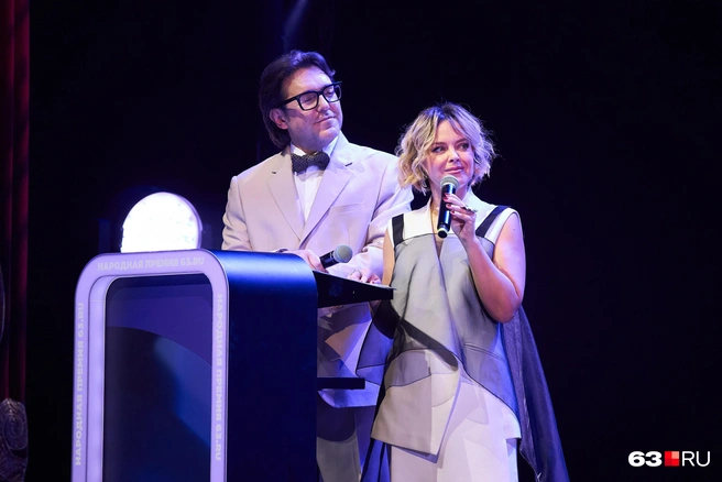 В своем вступительном слове ведущие пошутили про известные самарские места | Источник: Роман Данилкин / 63.RU