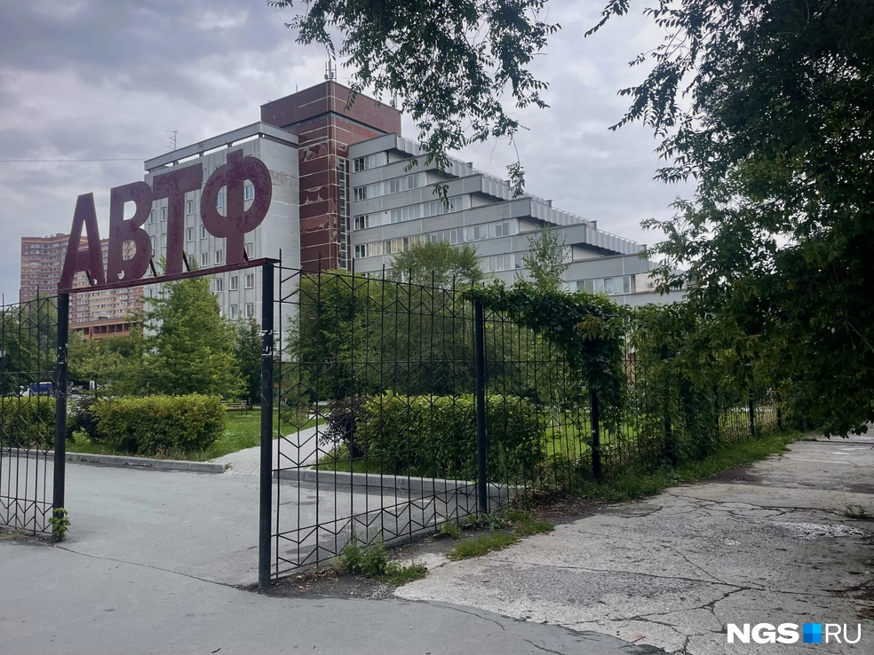 Чтобы попасть к профессорскому городку, нужно пройти вдоль забора, за территорию корпуса | Источник: Алёна Золотухина / NGS.RU