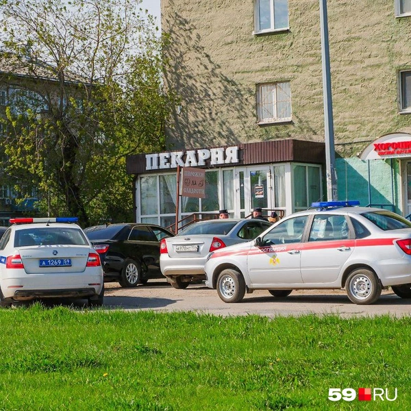 Сотрудники Росгвардии тоже на месте | Источник: Тимофей Калмаков / 59.RU