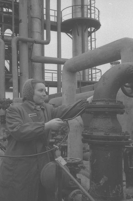Сотрудница лаборатории цеха очистки газа З.&nbsp;А.&nbsp;Тюрина берет пробу поступающего газа для анализа. 1957 год | Источник: из фотофондов ЦГАСО и СОГАСПИ