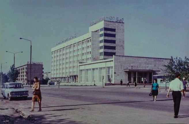 Так выглядел гостинично-ресторанный комплекс «Челябинск» в 1972 году | Источник: Людмила Лебедева /Ssgen.livejournal.com