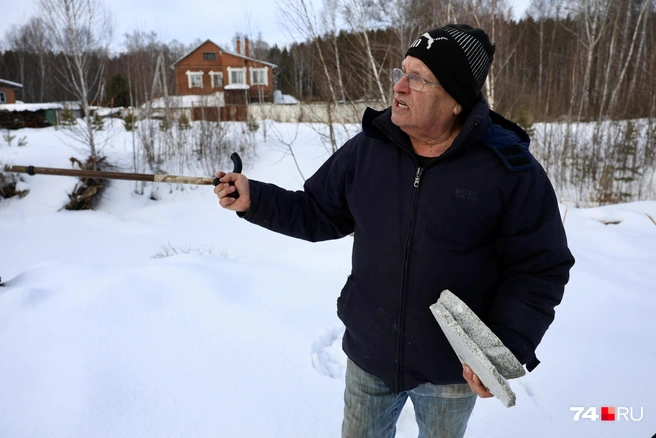 Сергей Воронин откопал в снегу несколько камней, которыми засыпали водоем | Источник: Михаил Шилкин