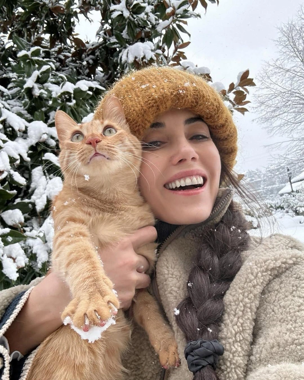 Актриса обожает животных | Источник: cansudere / Instagram (экстремистская организация, деятельность запрещена на территории РФ)