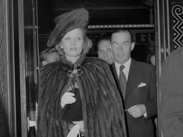 премьера фильма «Мистер Смит едет в Вашингтон» в театре Hollywood Pantages с Марлен Дитрих и писателем Эрихом Марией Ремарком, 1939 год | Источник: Bettmann/Getty Images