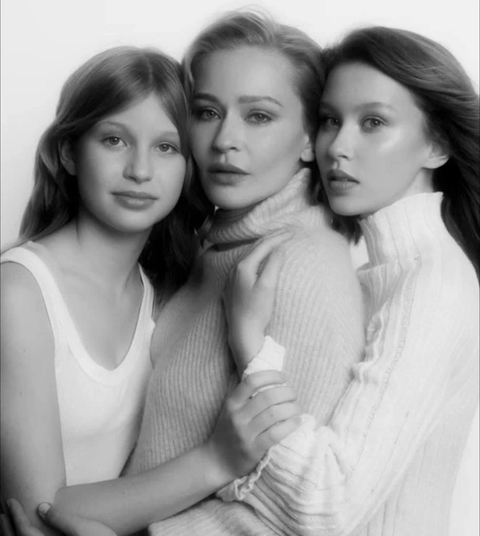 Анна Пересильд (справа) с мамой и сестрой Машей | Источник: Соцсети