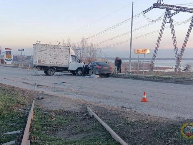 Дорожно-транспортное происшествие случилось непосредственно под указателем, обозначающим границу города Волгограда. | Источник: Госавтоинспекция Волгоградской области