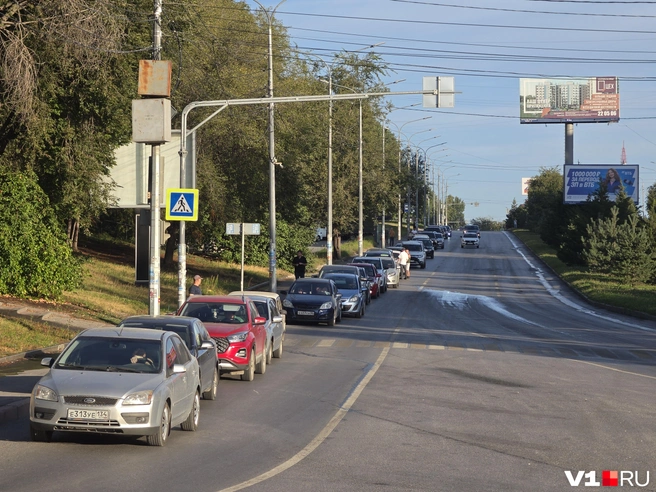 Несмотря на отсутствие бензина, очередь уже выстроилась по улице Хиросимы | Источник: Константин Завриков / V1.RU