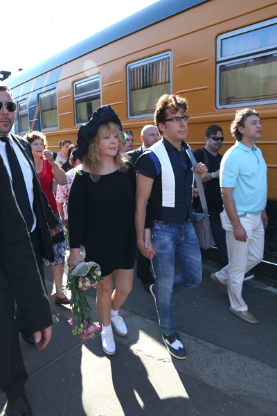Весь поезд был окрашен в оранжевый цвет, а вагон Пугачевой - в зеленый