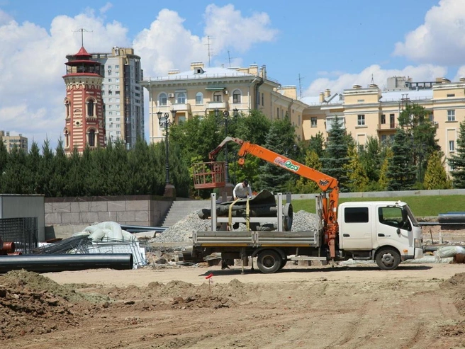 Скульптуру временно переместили в пределах площади, которая стала стройплощадкой, позже ее отправят в Подмосковье. | Источник: Константин Завриков / V1.RU
