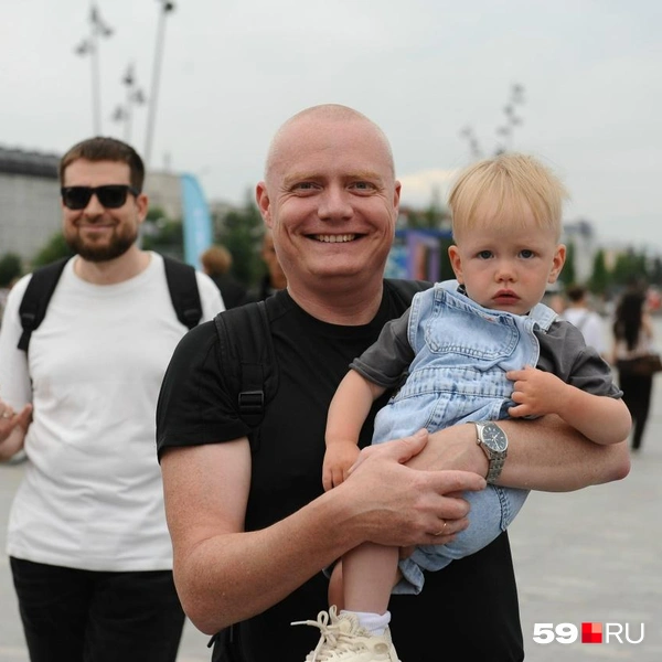 Этот пермяк пришел на выступление с сыном | Источник: Ирина Тропина / 59.RU