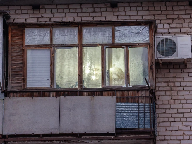 Карен Бадамян демонстрирует ключи от арестованной квартиры | Источник: Алексей Волхонский / V1.RU