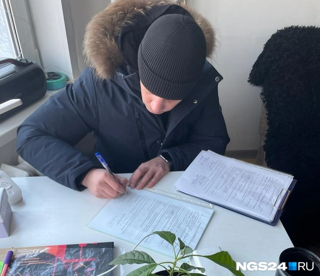 Специалист СГК составляет акт о том, что температура в квартире нормальная | Источник: Мария Зарукина / NGS24.RU