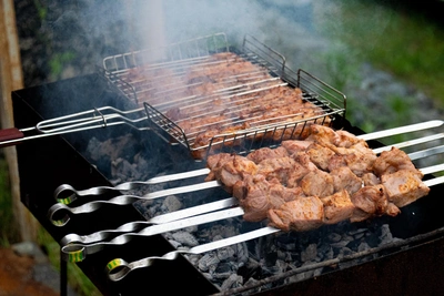 «Говядина — как Mercedes»: эксперт о ценах на мясо и шашлыки