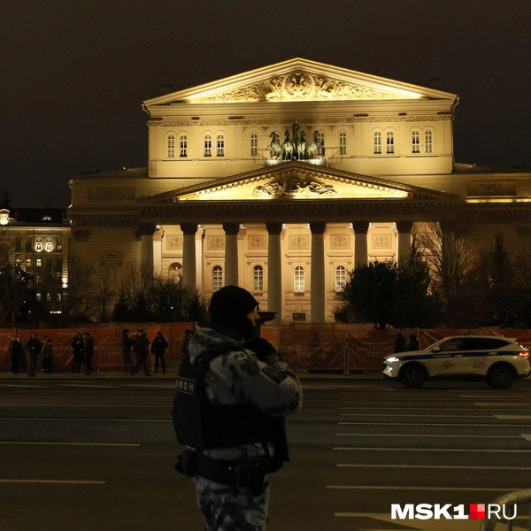 Показываем, что происходит у Большого театра, который должны сегодня посетить президенты России и Казахстана | Источник: Алина Мельникова / MSK1.RU