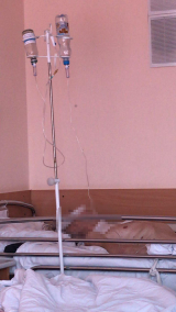 Петербуржца удивила в городской больнице бутылка из-под воды в капельнице