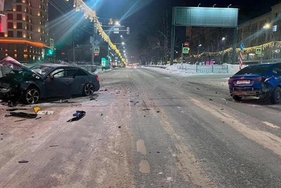 Audi Crashes into Pole After Novosibirsk Collision