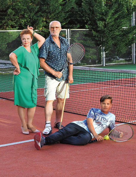 Татьяна и Юрий со старшим сыном Иваном на теннисном корте.