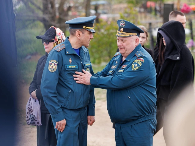 Среди пришедших проститься был начальник ГУ МЧС по Волгоградской области Иван Павленко | Источник: Алексей Волхонский / V1.RU