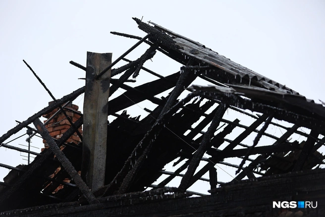 Крыша частного дома обрушилась | Источник: Александр Ощепков / NGS.RU