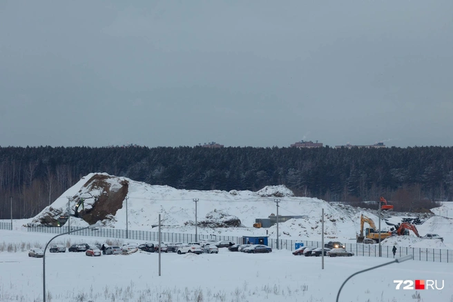 Территория стройки огорожена забором, на нее завезли грунт  | Источник: Ирина Шарова / 72.RU 