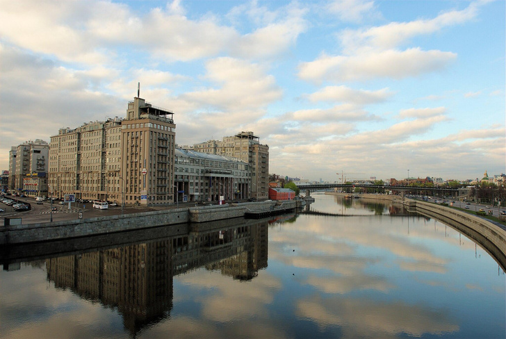 С видом на Кремль: как строился и чем жил московский Дом на набережной