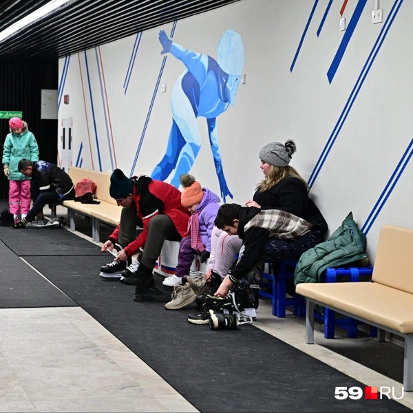 … и диванчики, где пермяки переобуваются | Источник: Василина Любимова / 59.RU