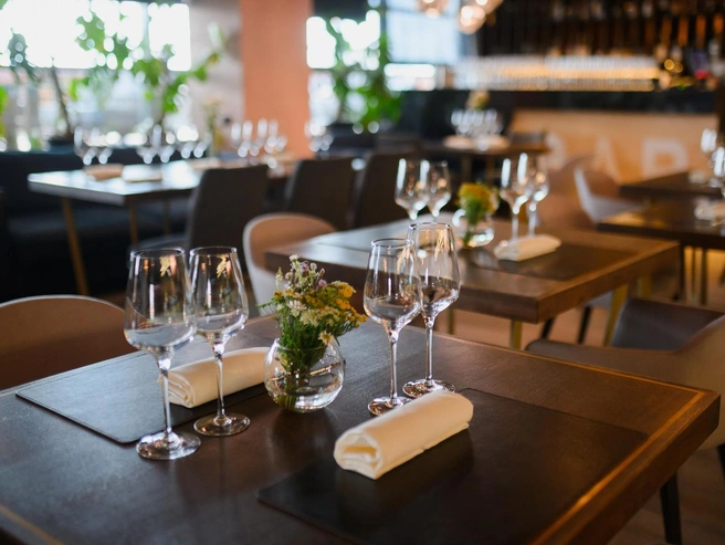 Залы ресторана и летняя веранда мгновенно влюбляют в себя каждого гостя и располагают к долгим посиделкам и дегустациям | Источник: ресторан-сыроварня Interview