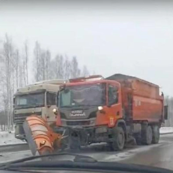 КАМАЗ, вероятно, приехал, чтобы огородить место аварии  | Источник: ПОПУТЧИКИ Уральский•Новоильинский•Нытва•Пермь• / Vk.com