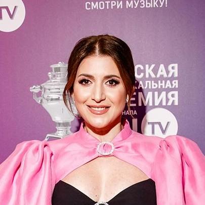 Ахнул даже Киркоров! Жасмин тает на глазах и хвастается, что влезла в платье 20-летней давности