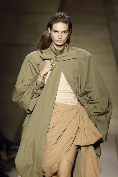 бьюти-тренд 2026, тренды зима 2026, макияж зима 2026, ярко-розовая помада, Chloé 2026, модные губы 2026, тренды макияжа, bubblegum pink, вернулся тренд на розовую помаду, макияж с акцентом на губы | Источник: Legion Media