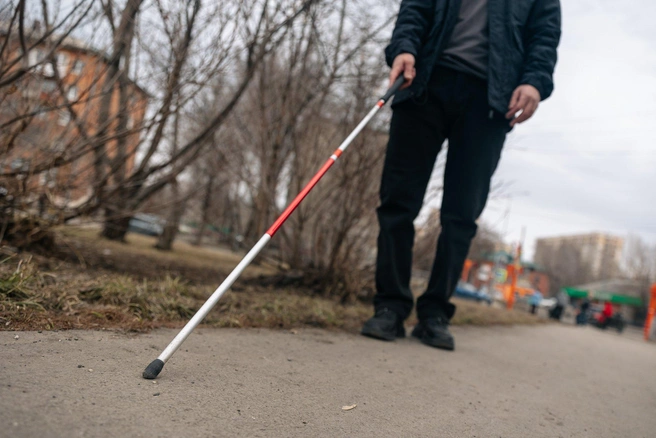 Белая трость означает слепоту владельца | Источник: Максим Серков / NGS42.RU