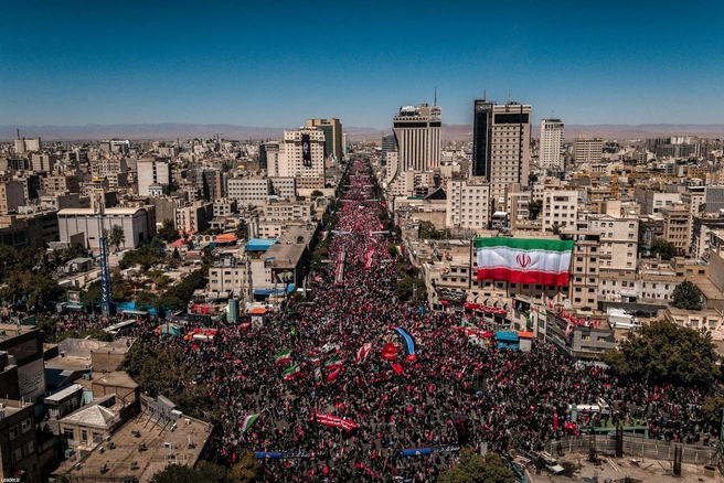 Скорбящие со всей страны собрались на церемонию | Источник: Arab News / X