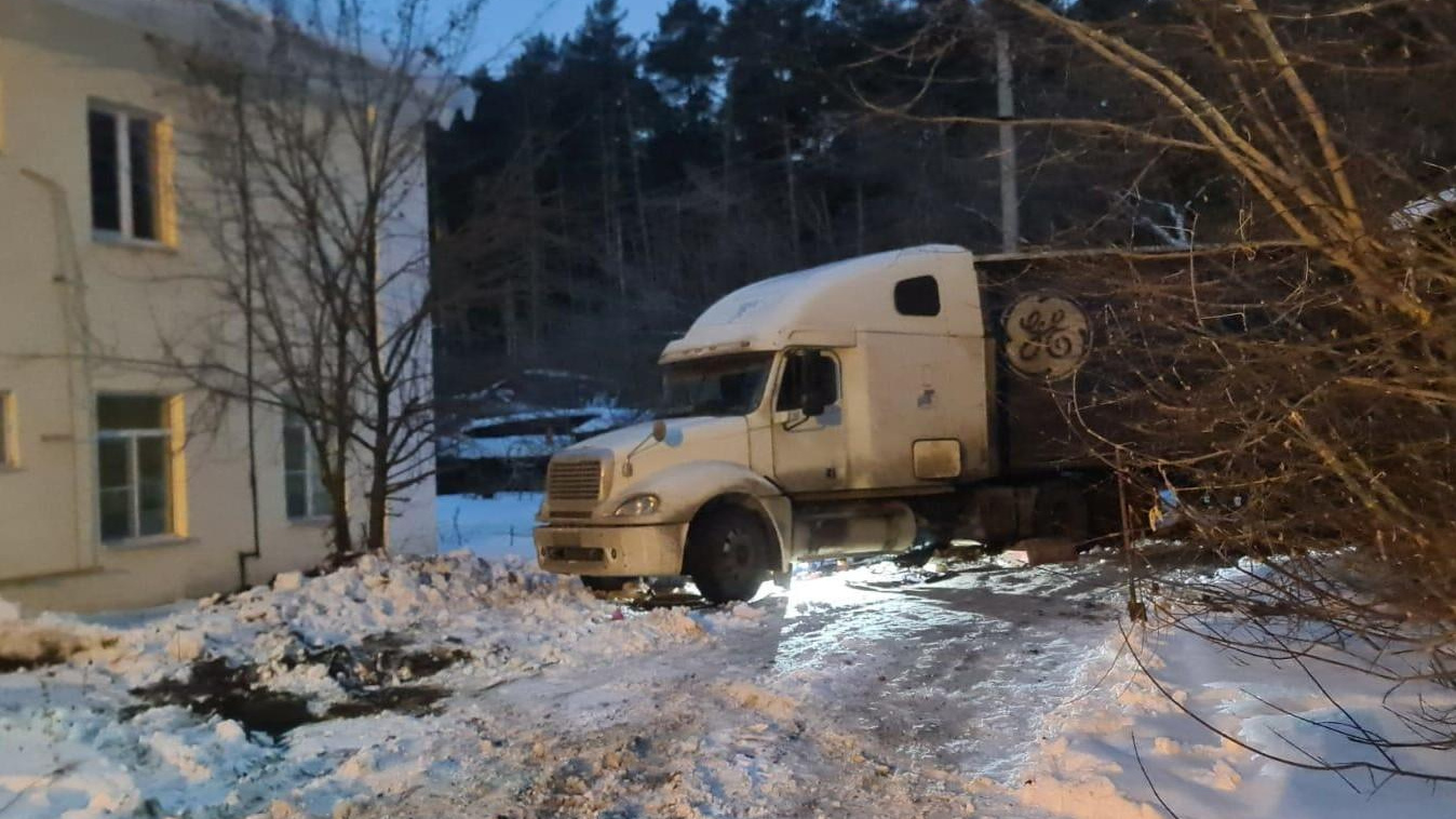 В Екатеринбурге дальнобойщик застрял в сугробах. Он несколько дней живет в фуре