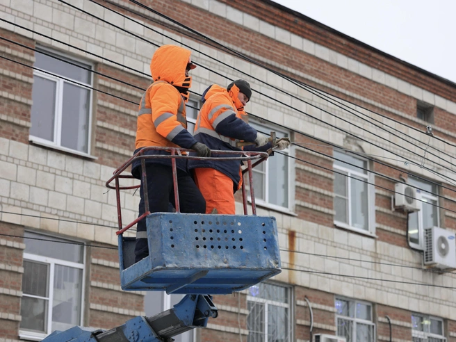 Несмотря на современные технологии, некоторые работы выполняются вручную. | Источник: Алексей Волхонский / V1.RU