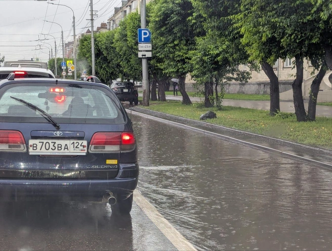 Водители стараются ехать по незатопленным полосам | Источник: Мария Ленц / NGS24.RU