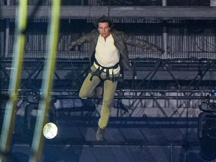 Парящий Том Круз, обсуждение освистанного Макрона, статуя богини без головы: закрытие Олимпийских игр в Париже