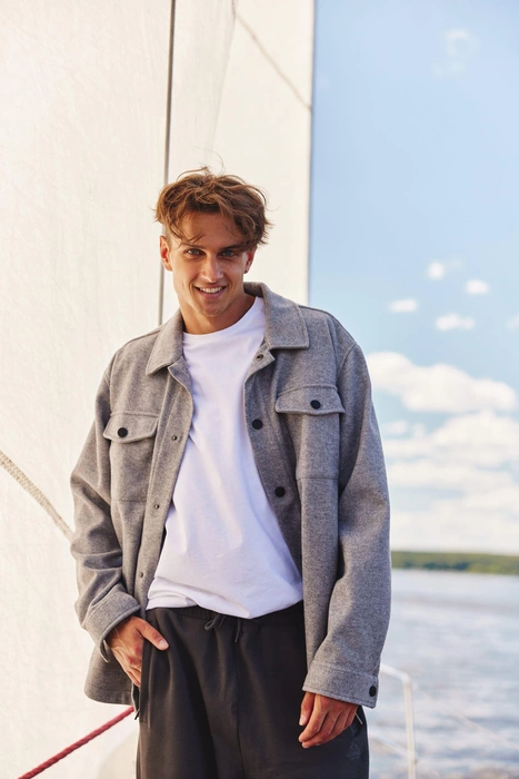 Максим позирует на фотосессии | Источник: фотосессия для бренда Scanndi Finland