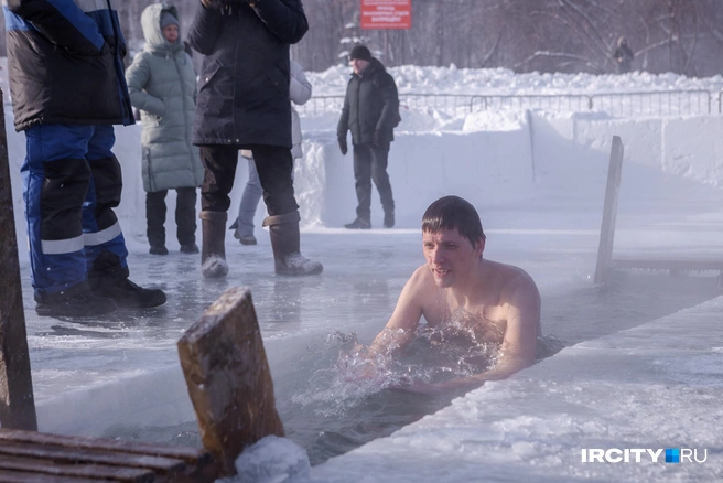 А те, кто был в воде, вроде бы даже и выходить не спешили | Источник: Арсений Чекмарев / «ИрСити»