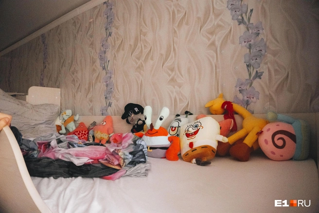 Несмотря на огромные траты семьи на лечение, дети обеспечены всем: у каждого есть своя кровать, одежда, игрушки и даже телефоны | Источник: Кирилл Кушнов / E1.RU