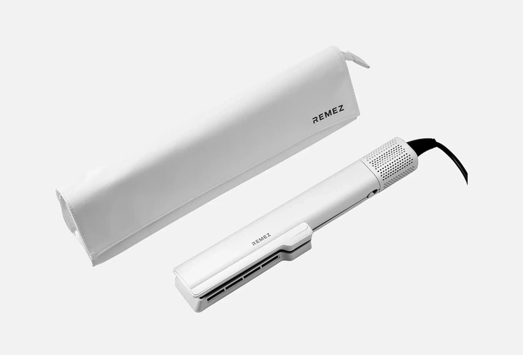 Фен-выпрямитель REMEZ Model Q RMB-710WREMEZ Model Q — фен-выпрямитель, который сушит и разглаживает волосы воздухом, без раскаленных пластин и агрессивного нагрева. Он подходит для выпрямления влажных и сухих волос, помогает уменьшить пушистость и сохранить блеск за счет турмалинового покрытия и ионизации AeroFlow Anion5, а 7 температурных режимов (70–140 °C), 3 скорости, режим холодного воздуха, автоотключение и запоминание последнего режима позволяют настроить уход под разное состояние волос и чувствительность кожи головы.