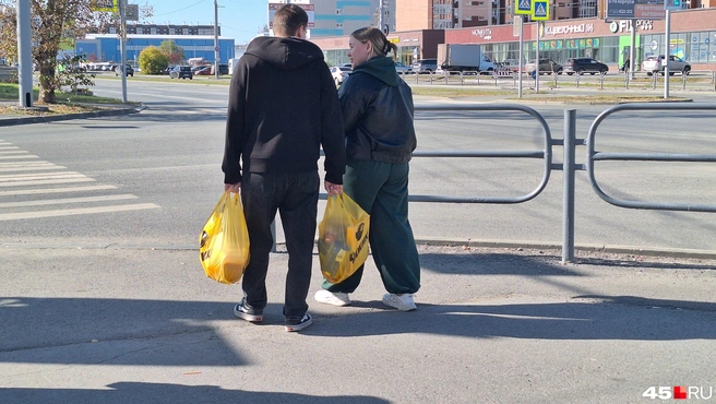 Молодая семья из Заозерного закупается в дискаунтере, так как ощущает экономию | Источник: Александр Лисихин / 45.RU 