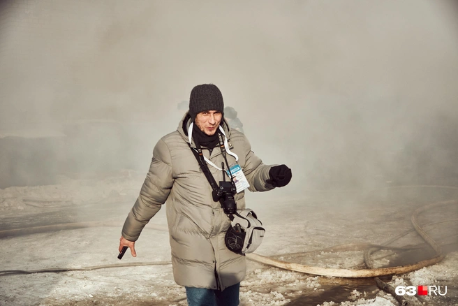 А это наш видеооператор Алексей Ногинский в клубах дыма пропитывается запахом пожара | Источник: Роман Данилкин / 63.RU