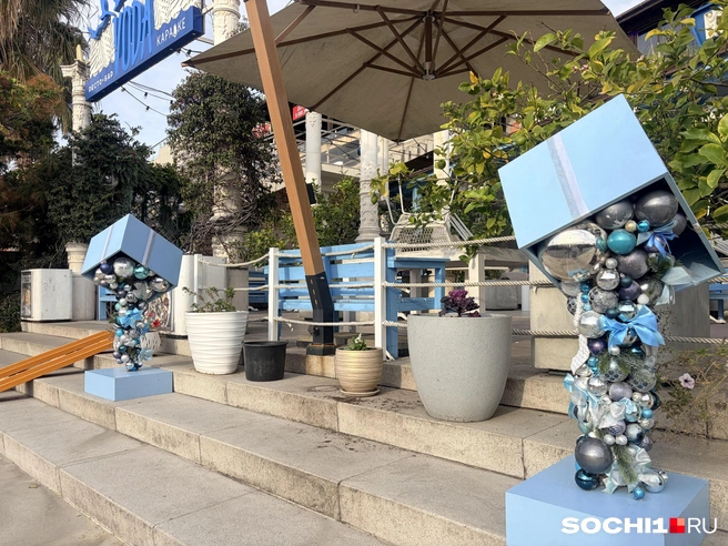 Заведения украшают заранее, чтобы создать новогоднюю атмосферу | Источник: Анна Грицевич / SOCHI1.RU