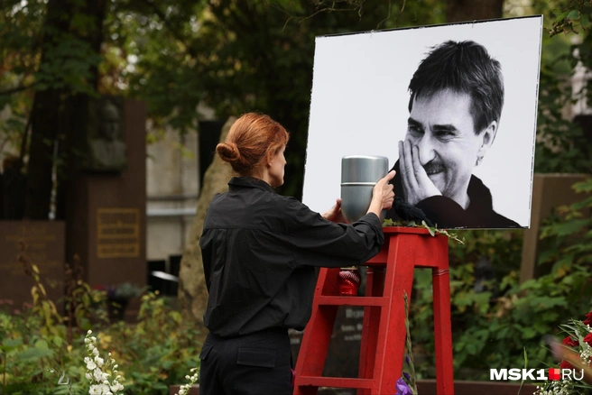 Вдова режиссера Мария поставила урну с прахом мужа на помост | Источник: Татьяна Спиридонова / MSK1.RU