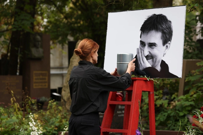 Урну с прахом режиссера расположили под его портретом | Источник: Татьяна Спиридонова / MSK1.RU